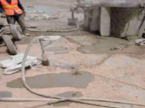 镇巴水泥混凝土路面板底注浆技术 路面脱空注浆整治方案