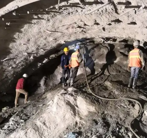 镇巴隧道拱顶带模注浆料,微膨胀注浆料的特点及施工工艺